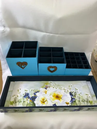 Caixa em MDF Porta Maquiagem Azul com Flores e Aplique em MDF