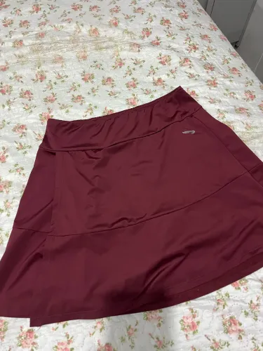 Short saia esportivo vinho