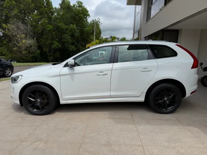 Volvo XC-60 XC 60 D-5 Momentum 2.0 AWD Diesel 5P 2017