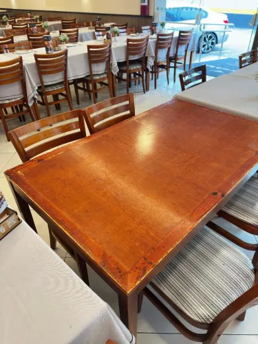 Lote de 60 Mesas de Madeira sem cadeiras