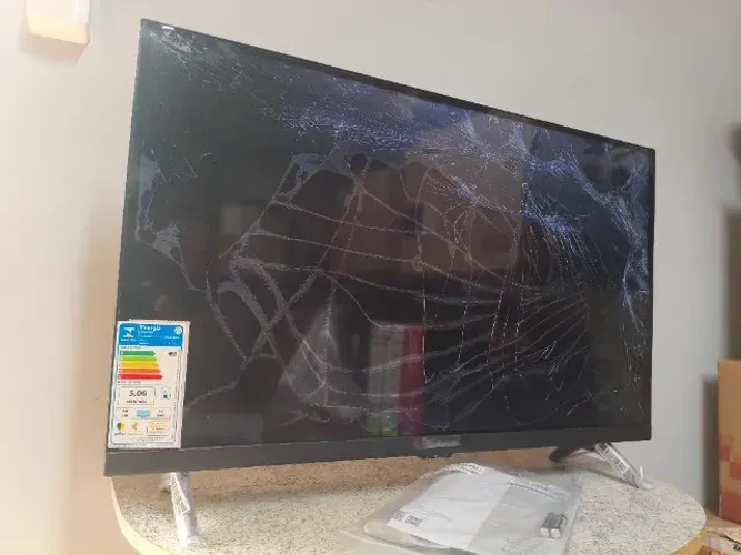Smart Tv 32 LG 32LR600BPSA Nova com Tela quebrada