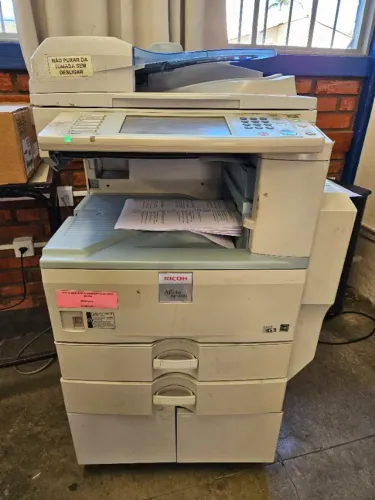 Ricoh MP3351 (passando cópias com qualidade boa).