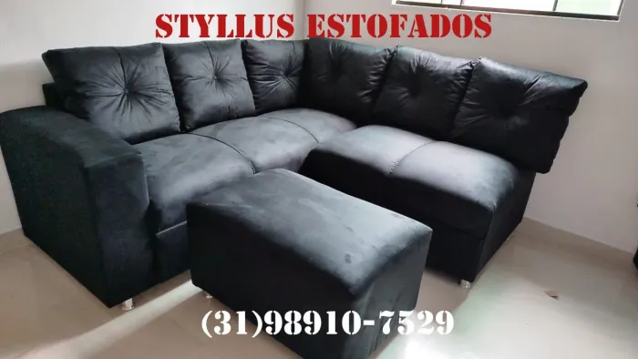 Sofá de canto estofado preto com puff
