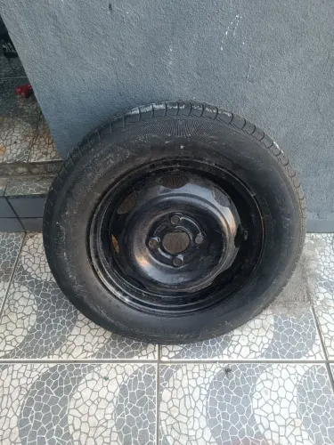 Roda aro 13 com pneu 175/70/13