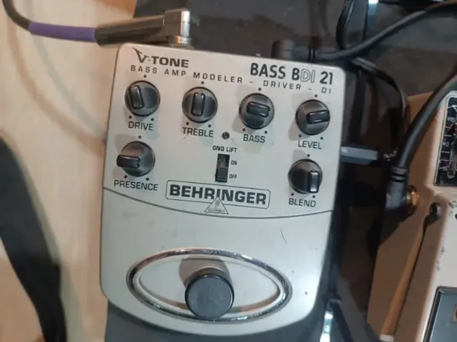 Pedal Behringer BDI21 V-Tone para Contrabaixo | Pré-Amplificador, DI e Simulador de Amp