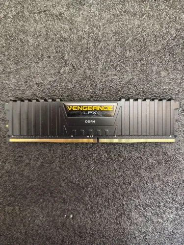 Memória RAM 16GB Corsair Vengeance LPX DDR4 3200MHz CL16 - Excelente Estado