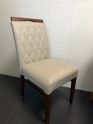 Cadeiras madeiras estofadas 