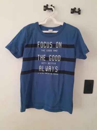 Camisa para jovem entre 16 a 18 anos. Usada e em ótimo uso.