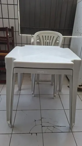 2 mesas e 2 cadeiras plasticas