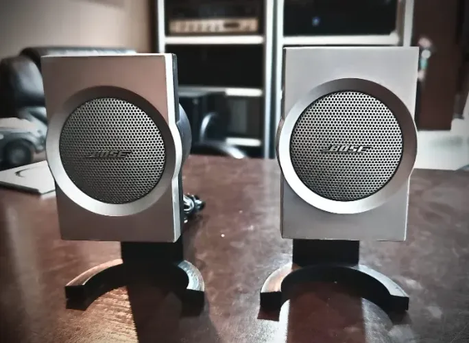 PAR DE CAIXAS BOSE, COM SUPORTE DE MESA