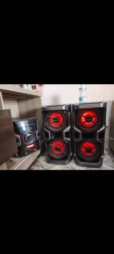 Vende-se som modelo sony,1100w de potência,duas caixas grande,duas entradas USB