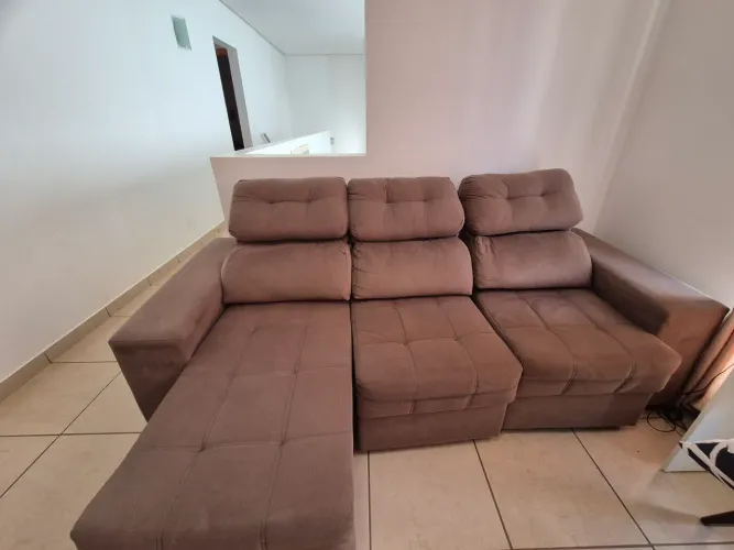 Vendo sofá 3 lugares, retrátil, excelente estado. Não entrego. R$ 700,00
