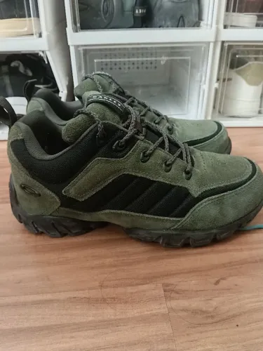 Bota Oakley