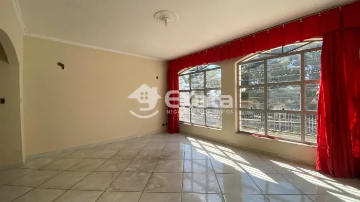 Casa terrea com 3 quartos (1 suíte) e edícula para alugar na Vila Haro zona leste de Soroc