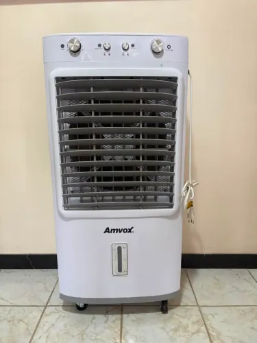 Vendo Climatizador da marca Amvox. 1 ano de uso , com nota fiscal , em perfeito estado .