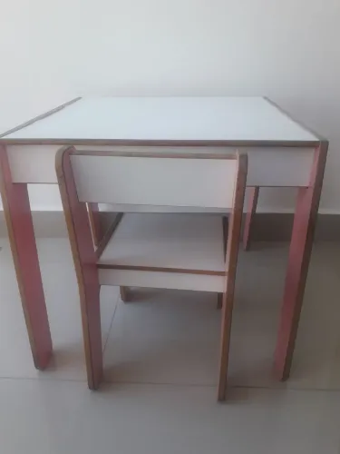 Mesa e cadeira de Madeira infantil Rosa