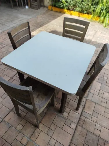 Mesa com 4 Cadeiras de madeira de lei !