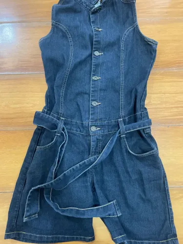 Macaquinho  Jeans escuro ! C botões e zíper ! Usado ótima conservação !