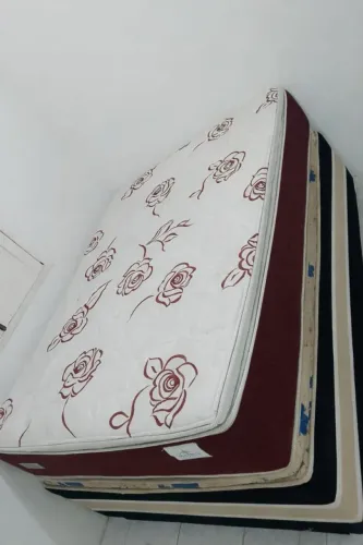 Cama de casal com colchão de molas ensacadas