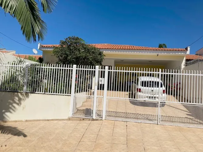 Casa à venda, 4 quartos, 2 suítes, 2 vagas, Jardim Acapulco - Marília/SP