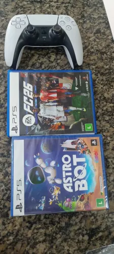 Vende se um Controle de PS5 e 2 jogos um dos jogos é O FIFA 2026