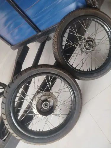 Vendo par rodas da na Titan 160 e na Titan 150 aro 18 já com rolamentos e pneu mais meia v