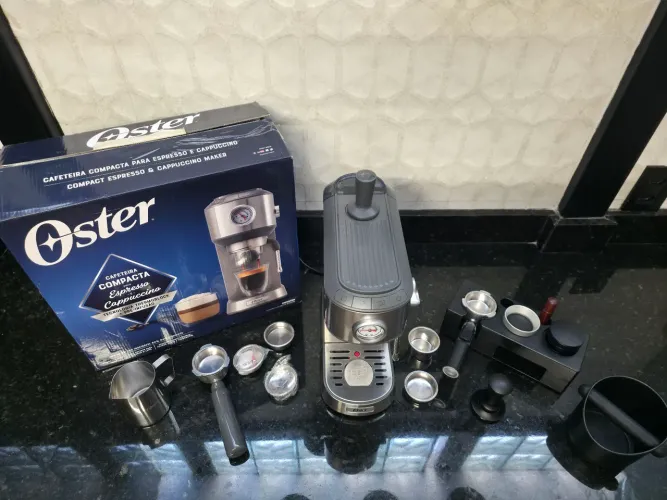 Cafeteira Oster Compacta e Kit Barista.