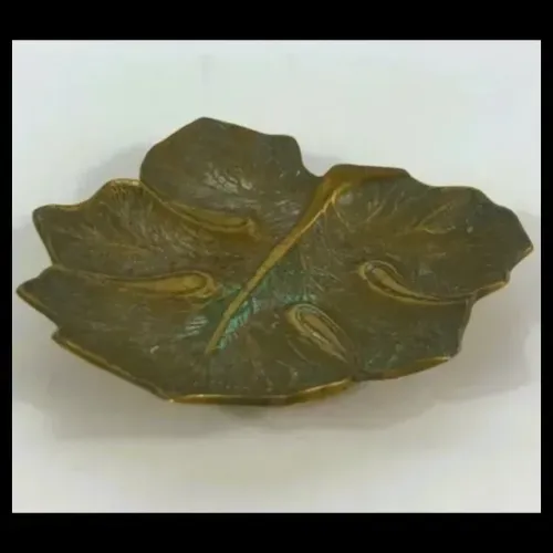linda saboneteira bronze dourado representando folha baixo alto relevo três pés*