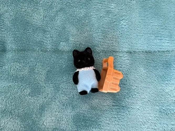 Sylvanian Families - Bebê Gato Meia-Noite com Carrinho (Baby Outdoor Series / Blind Bag)