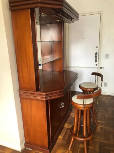 Barzinho com banquetas