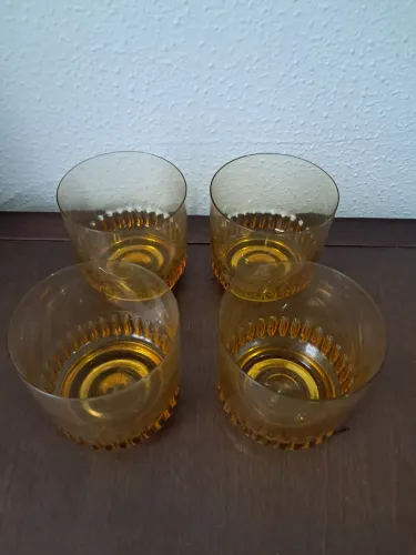 Conjunto de copos de cristal on the rocks