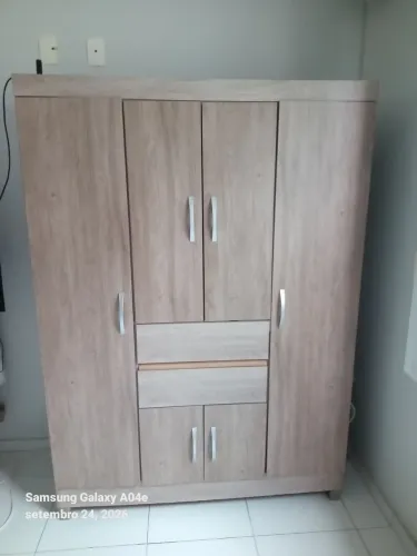 Vende-se Guarda roupas e mesa com cadeiras