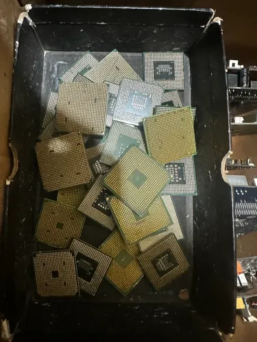 Lote de Sucata Eletrônica: 18 Placas-Mãe + 28 Processadores Antigos