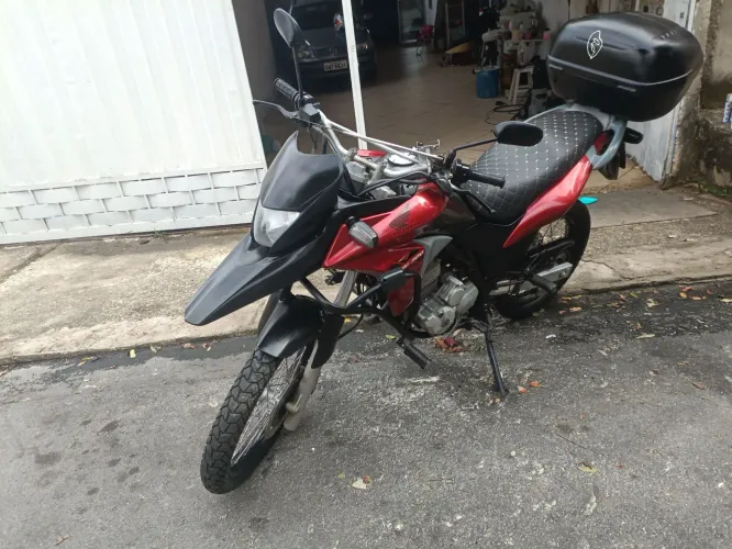 Honda XRE 300 vermelha
