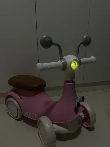 Motocicleta infantil de quatro rodas com luzes e música