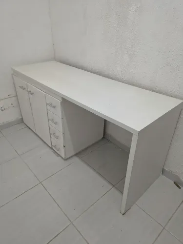 Mesa de estudo com gavetas e portas