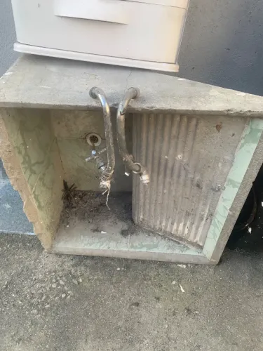 Tanque de lavar e toneiras