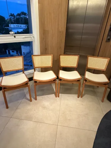 Conjunto com 4 Cadeiras de Alto Padrão - Madeira Maciça e Palha Natural
