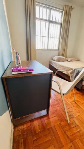 Escrivaninha nova com cadeira de escritório
