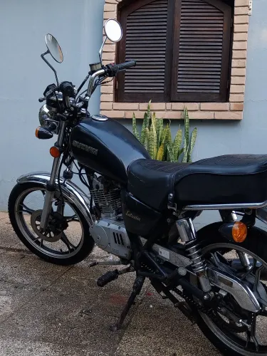 Suzuki intruder 125 <br>2008 <br>Documento em dia só transferir <br>Só pegar e ser feliz
