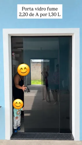 Vendo porta de vidro e portão 