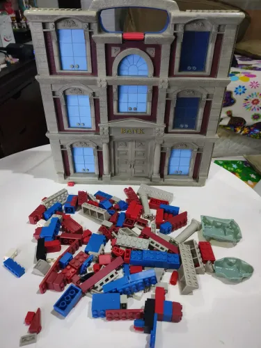 Prédio Homem-Aranha Mega Bloks tipo lego, vira maleta 
