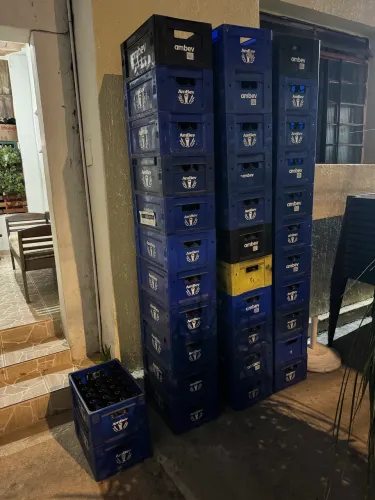 Vendo 34 vasilhames com garrafas de Litrinhos