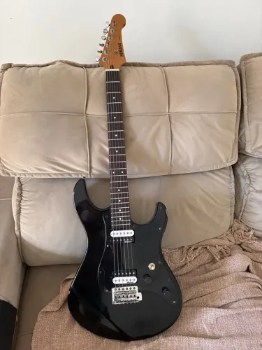 Guitarra Yamaha 