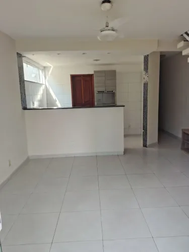 Locação casa triplex excelente localização próximo da Rodovia e Praia