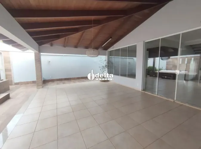 Casa no condomínio Bosque Karaíba disponível para locação e venda em Uberlândia-MG.
