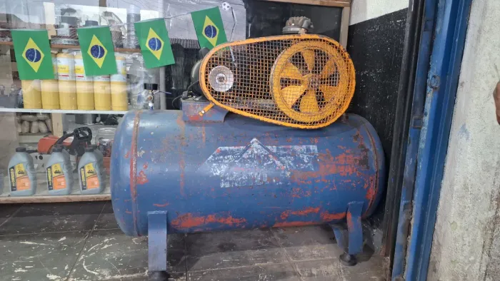 Compressor Schulz 200 litros 10 pes 2 cv