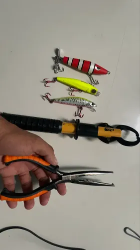 Kit de pesca iscas e alicates