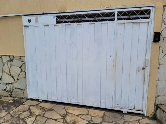 Portão Branco com porta de pedestre
