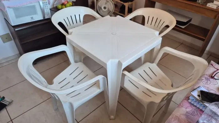 Conjunto Mesa Plástica Quadrada de Bar com 4 Cadeiras